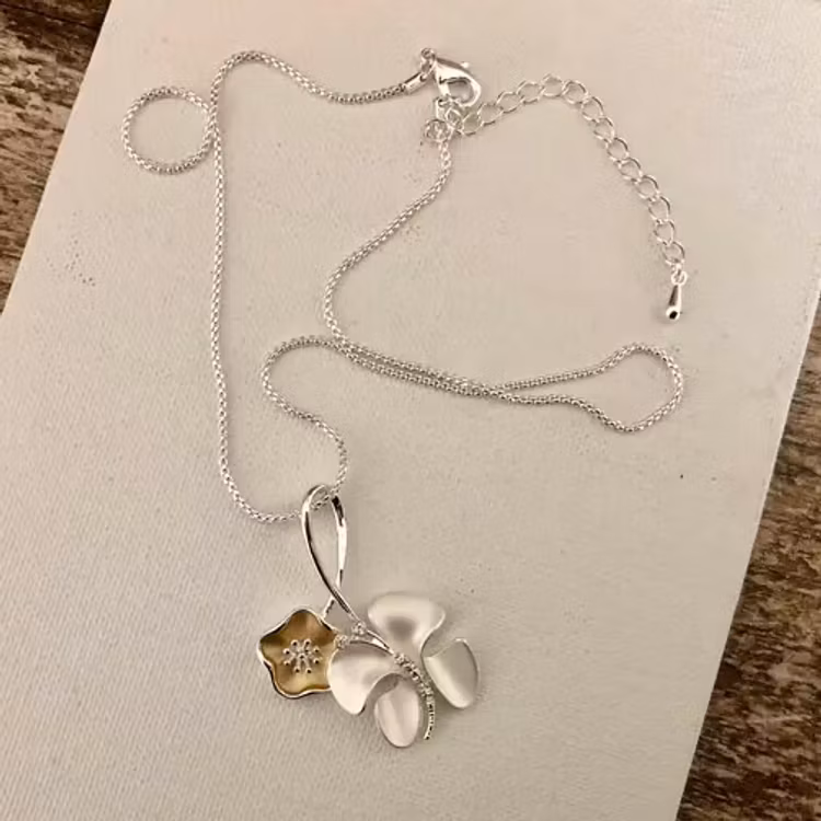 Halsband – Abstrakt fjäril & blomma
