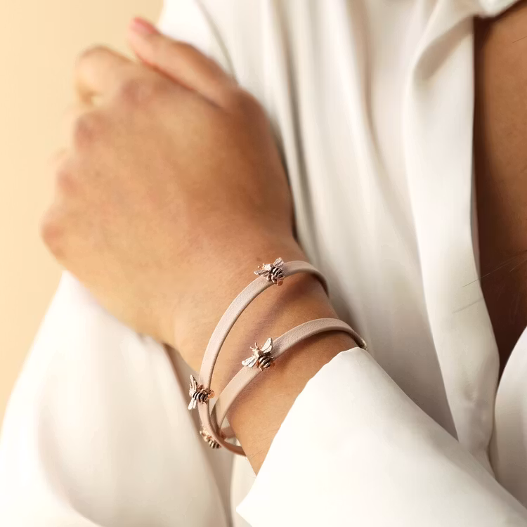 Rosa armband med bin i roséguld