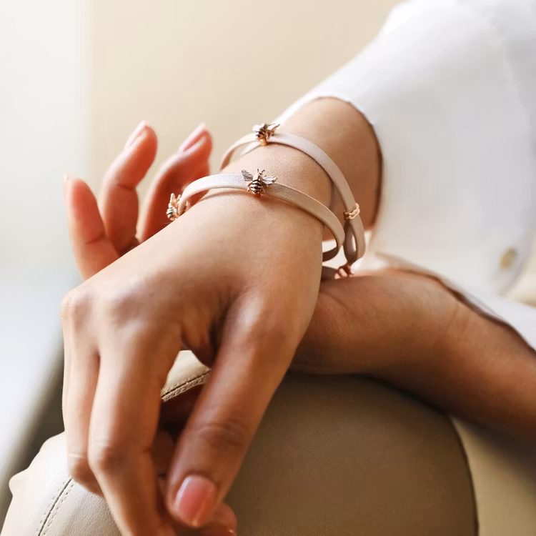 Rosa armband med bin i roséguld