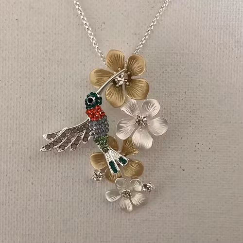 Halsband – Blommor i guld- & silverton med kulört kolibri