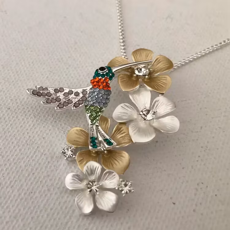 Halsband – Blommor i guld- & silverton med kulört kolibri