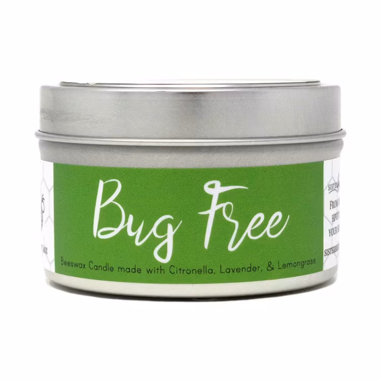 Bild på ett bivaxljus i plåtburk som doftar av citronella, lavendel och citrongräs