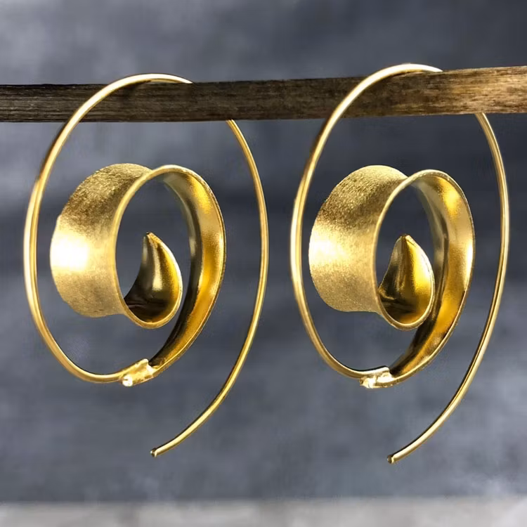 Guldpläterade silverörhängen i form av spiraler.