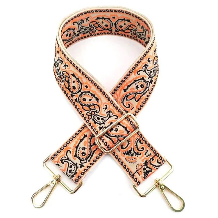 Bild på en axelrem med ett orange- och svartfärgat orientaliskt mönster på en beige botten