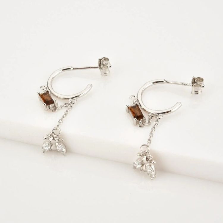 Örhänge – Geneve Honey Bee Chain Bezel Huggie, silver