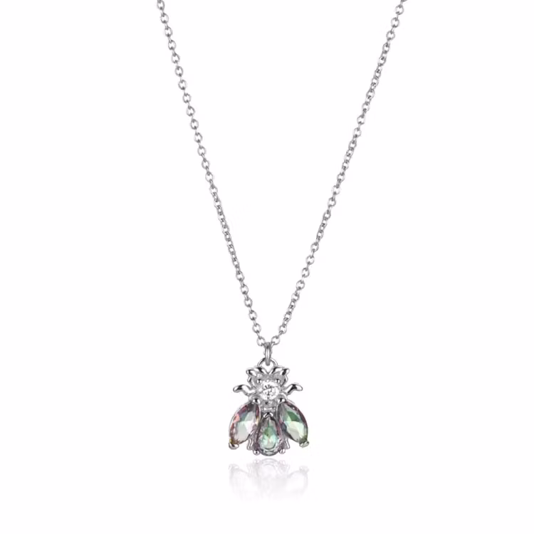 Bild på ett silverhalsband med ett bi tillverkat av kubisk zirkonia