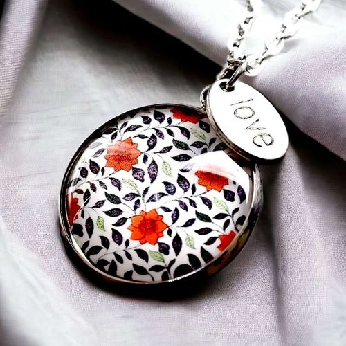 Halsband – Blommigt med love-hänge