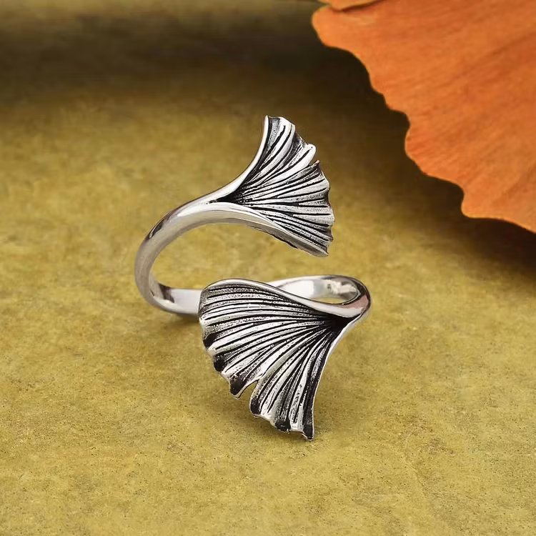 Silverring med två ginkgoblad som möts. Ringen är justerbar.