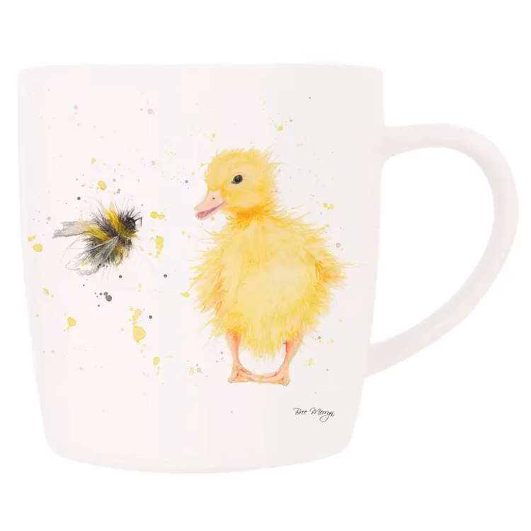 Bild på en mugg med motiv av Bree Merryn som föreställer en humla och en ankunge.