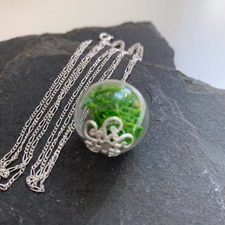 Halsband – Mossa i glaskula, silver