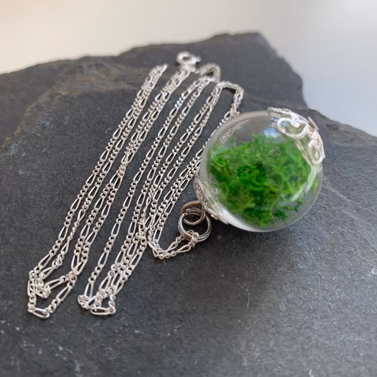 Halsband – Mossa i glaskula, silver