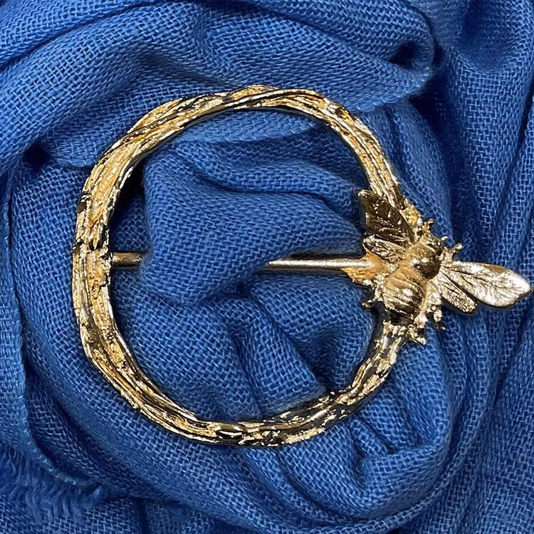 Sjalspänne – Bi i tenn, guldpläterat