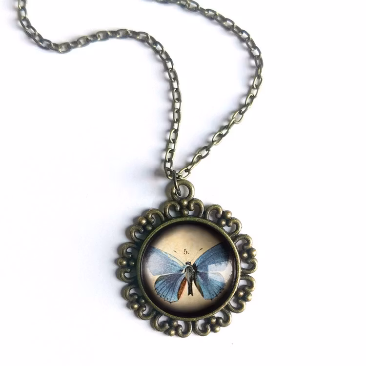 Halsband, ornamenterad berlock – Blå fjäril