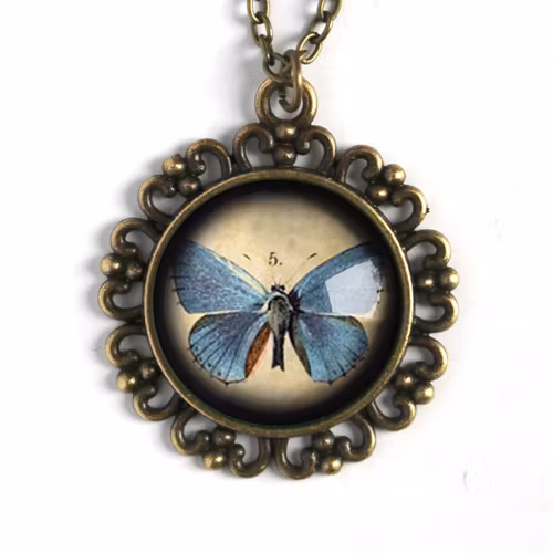 Halsband, ornamenterad berlock – Blå fjäril