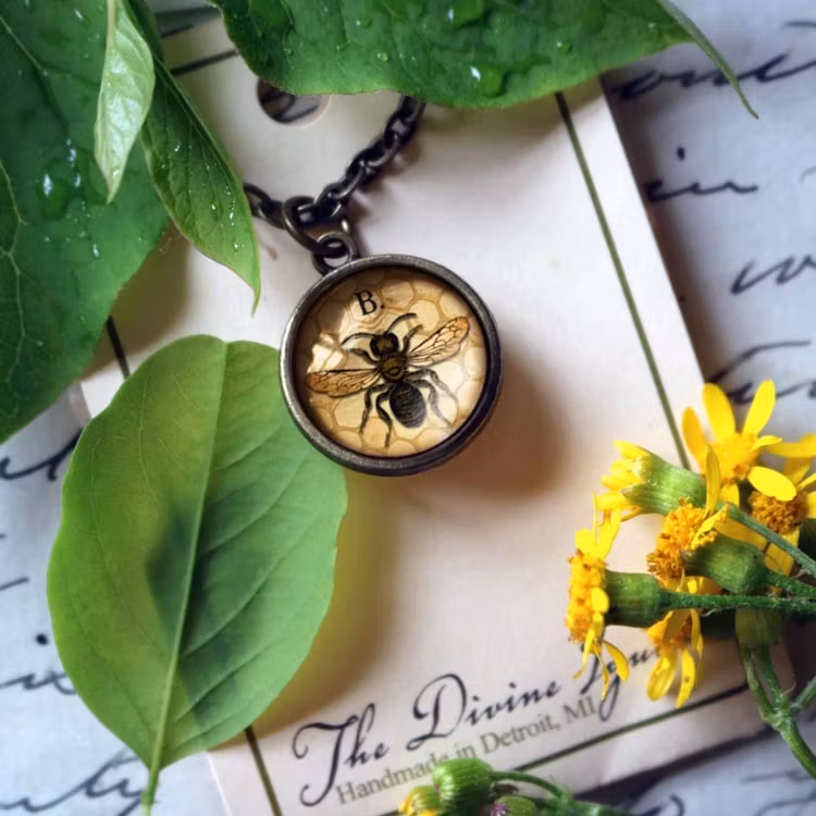 Halsband, dubbelsidig berlock – B som i Bi