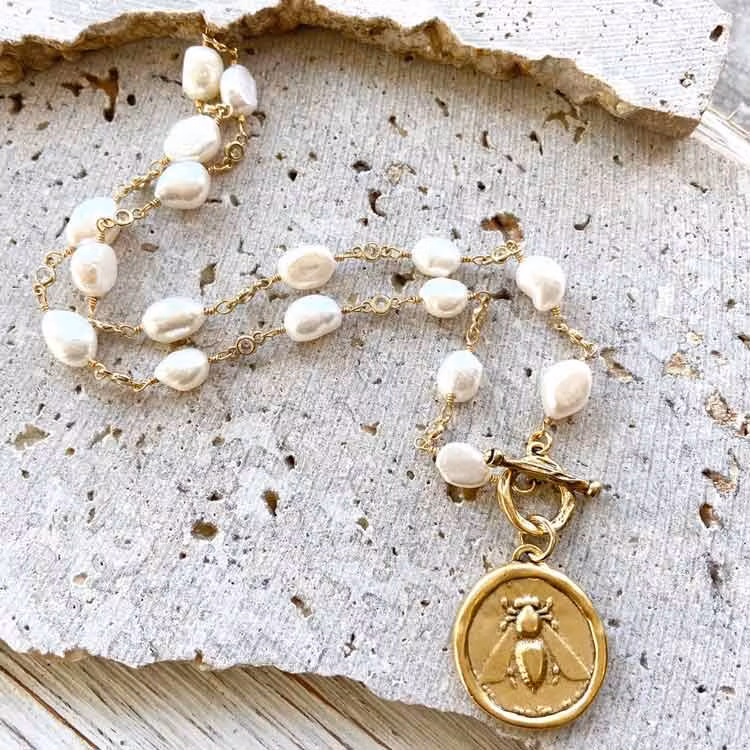 Halsband – Bi, boutique sötvattenspärlor, guld