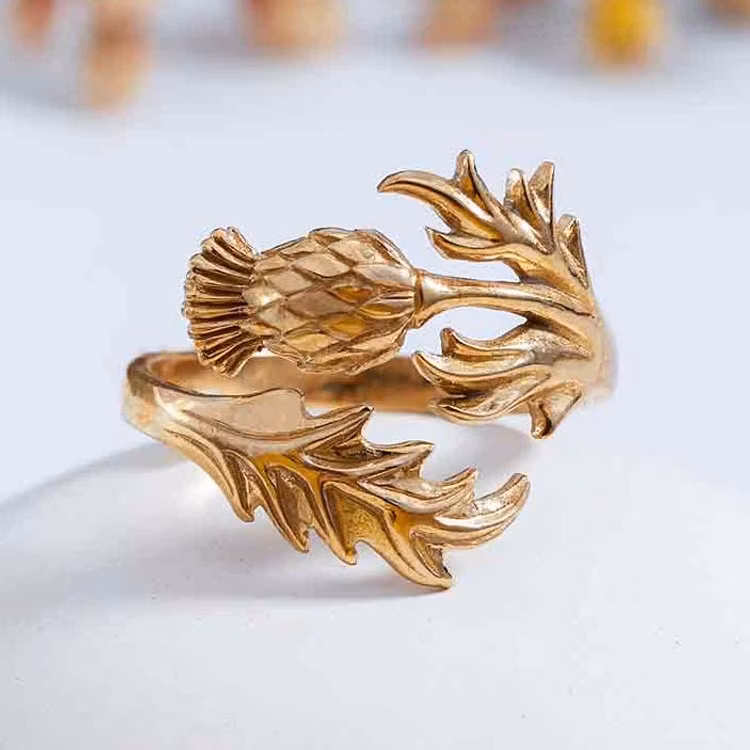 Bronsring i form av en tistel. Ringen är justerbar och passar de flesta fingrar.