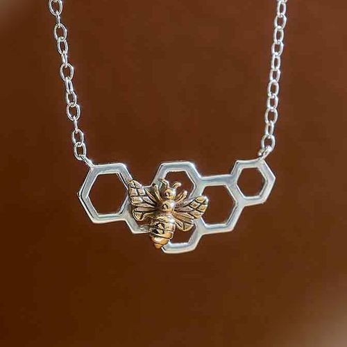 Halsband – Vaxkaka med bronsbi på kedja, silver
