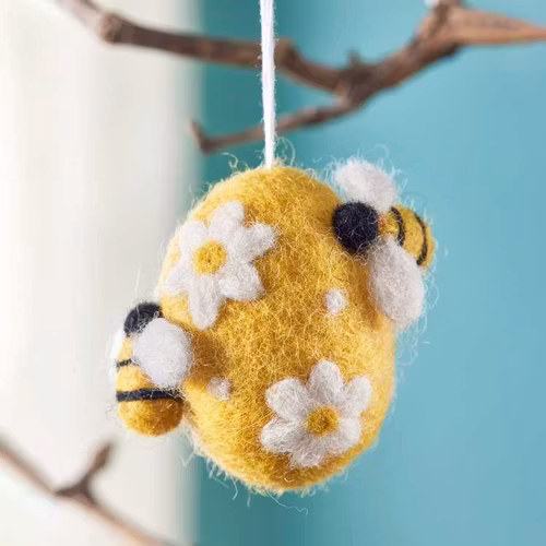 Påskpynt – Tovat ägg med blommönster & bin