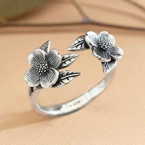 Ring – Två kornellblommor, silver