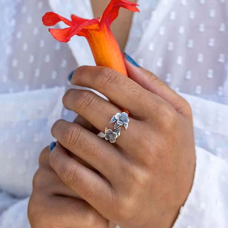 Ring – Två kornellblommor, silver