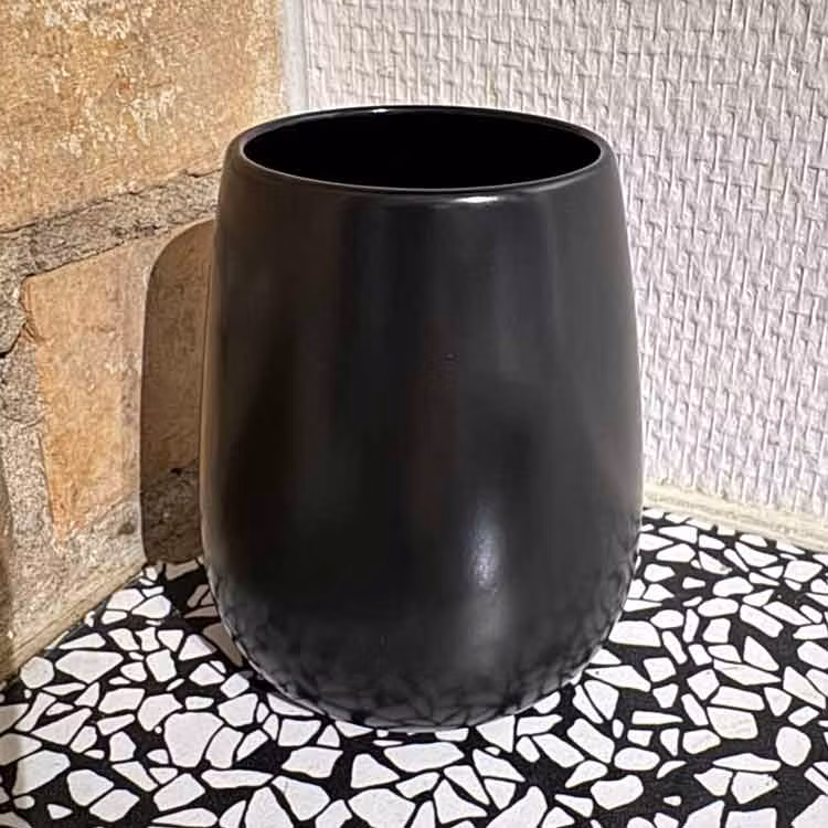Svart mugg utan öra till kaffe eller te.