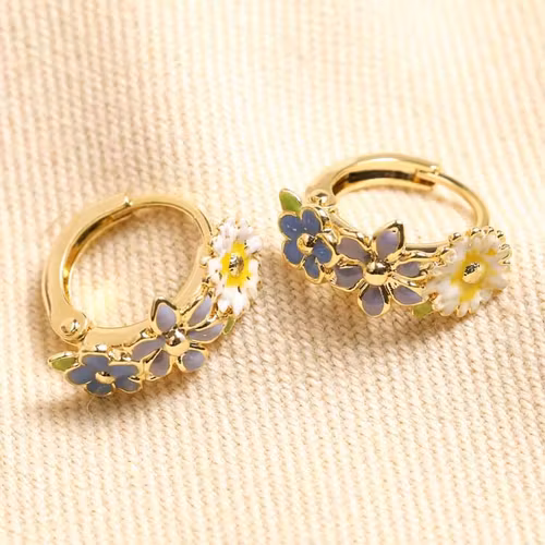 Örhängen – Blommiga huggie hoops – vit, lila & blå