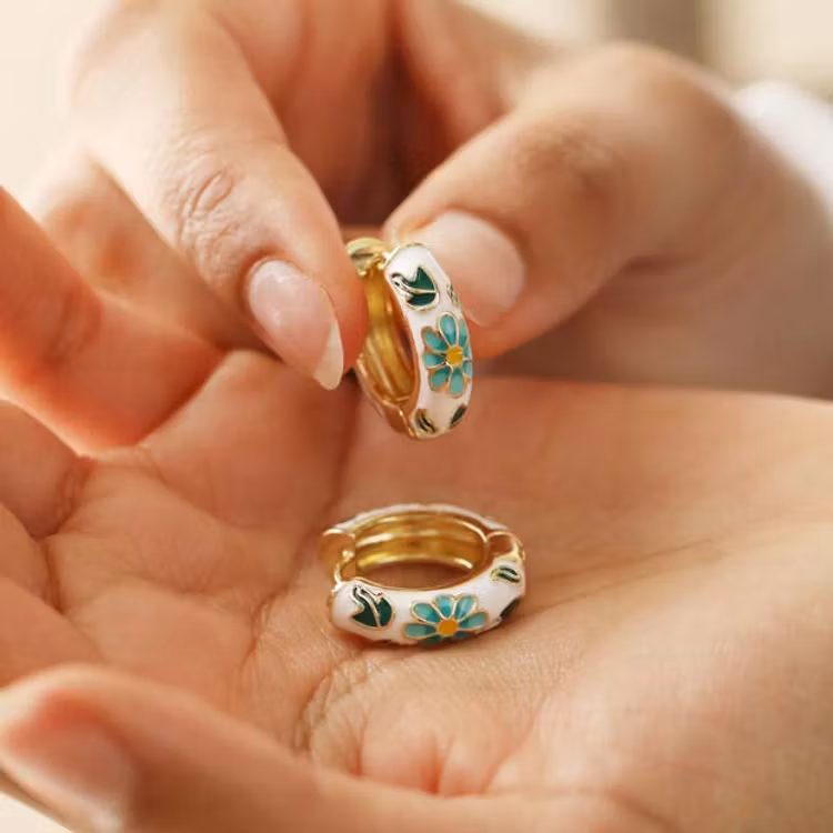 Örhängen – Cloisonné ring i vitt, blått & grönt