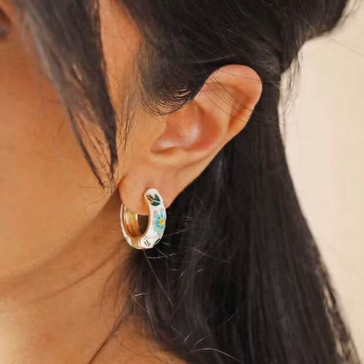 Örhängen – Cloisonné ring i vitt, blått & grönt