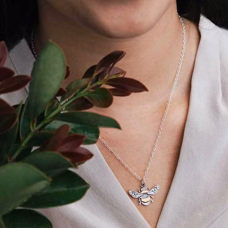 Halsband – Humla i silver & brons på silverkedja