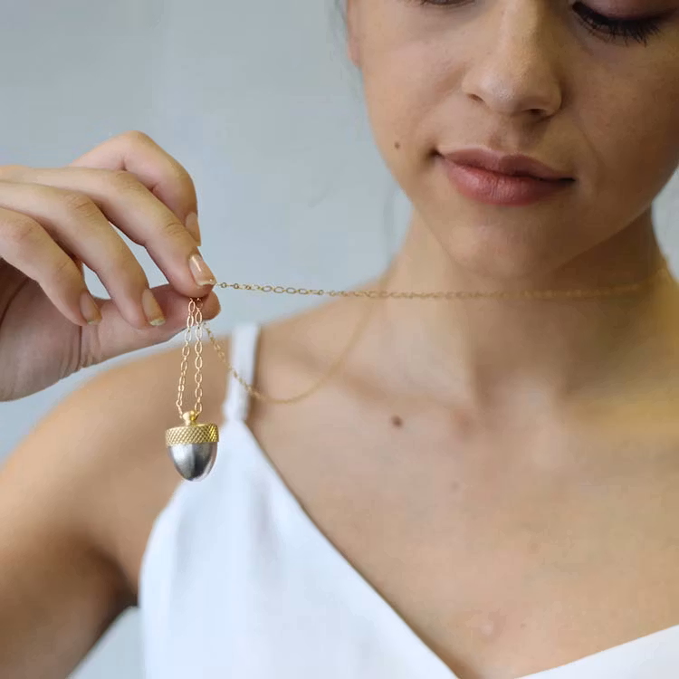 Halsband – Ekollonmedaljong med ekorre, guldhatt