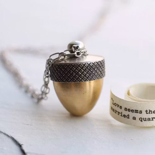 Halsband – Ekollonmedaljong med ekorre, silverhatt