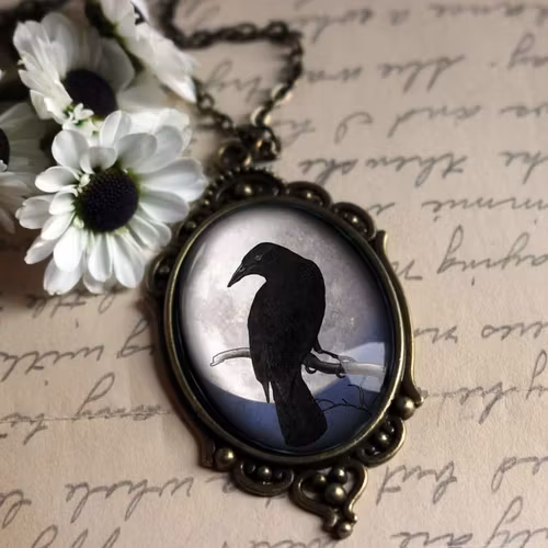 Halsband, stor oval berlock – Kråkfågel, fullmåne