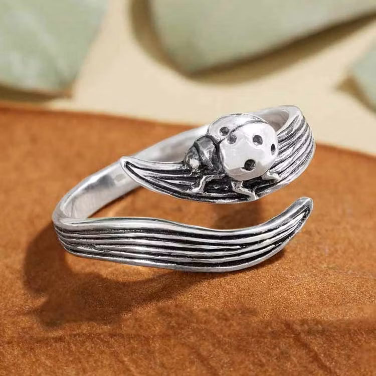 Ring – Nyckelpiga på blad, silver