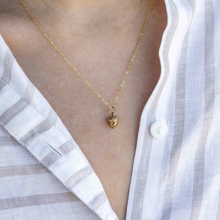 Halsband – Ekollon i brons på guldkedja