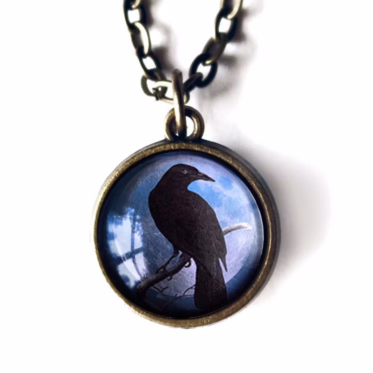Vintageinspirerat halsband med en illustration av en kråkfågel.