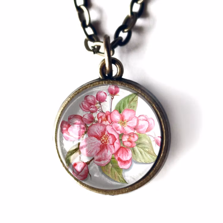 Vintageinspirerat halsband med en illustration av körsbärsblommor.