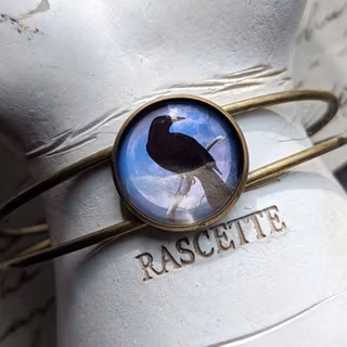 Manschettarmband – Kråkfågel, blå måne