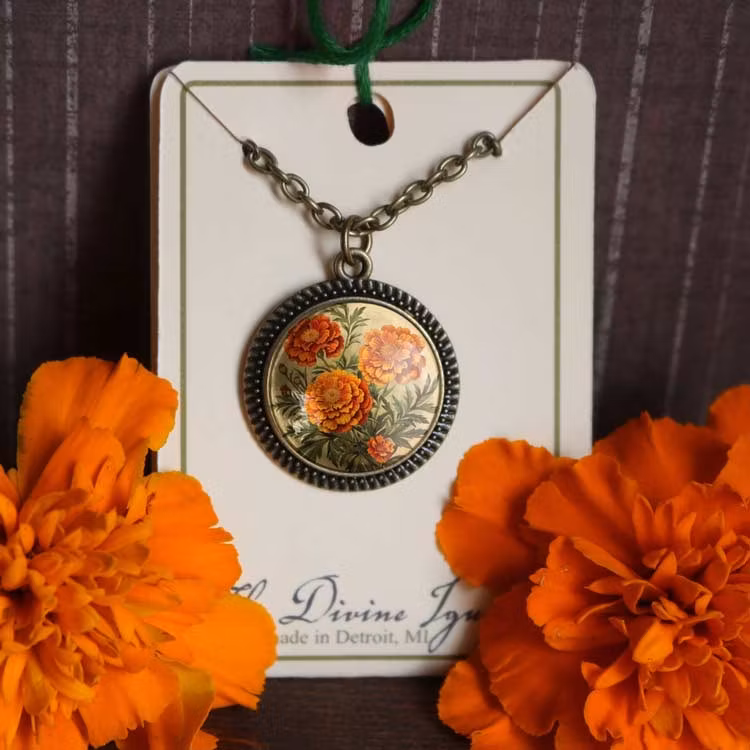 Halsband, stor berlock – Ringblomma