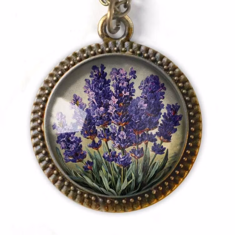 Vintageinspirerat halsband med en illustration av lavendel i en stor berlock.