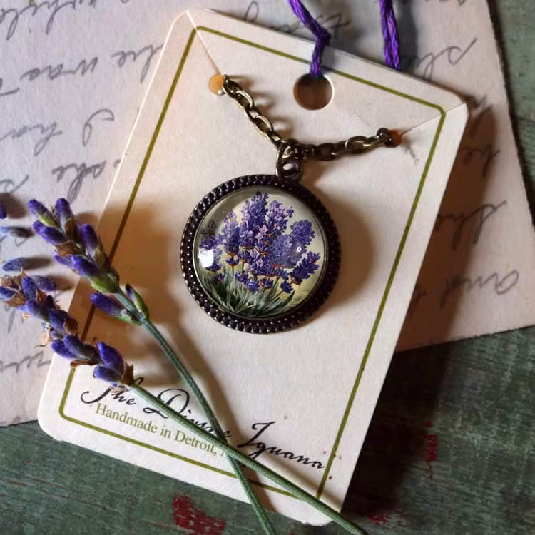 Halsband, stor berlock – Lavendel
