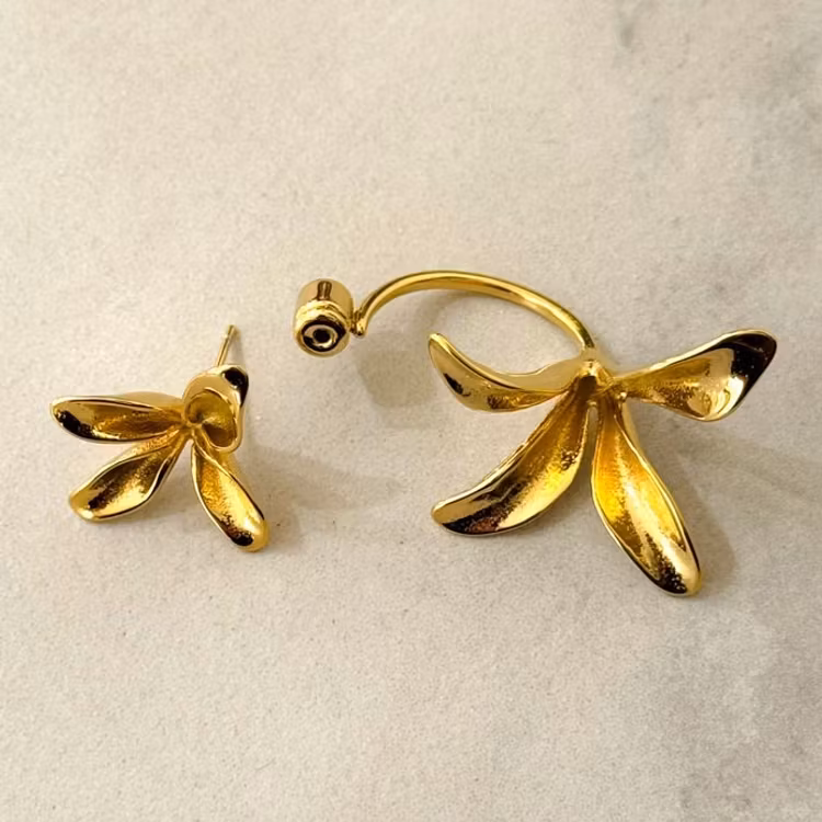 Örhängen – Svävande blomma, guld