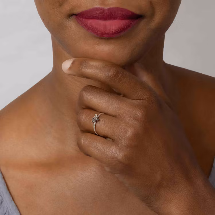 Smal silverring med bi