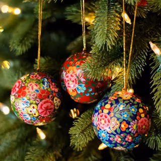 Julgranskula med blommor, Kashmiri