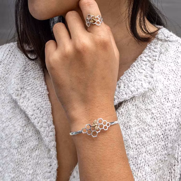 Armband – vaxkaka i silver med bronsbi