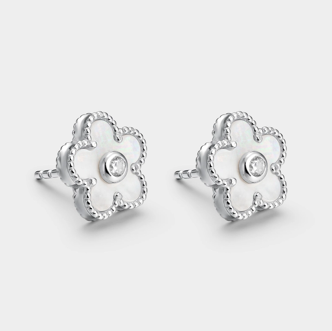 Örhängen – Blomma i pärlemor med kubisk zirkonia