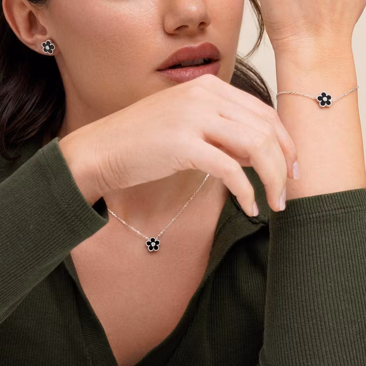 Örhängen – Blomma i onyx med kubisk zirkonia