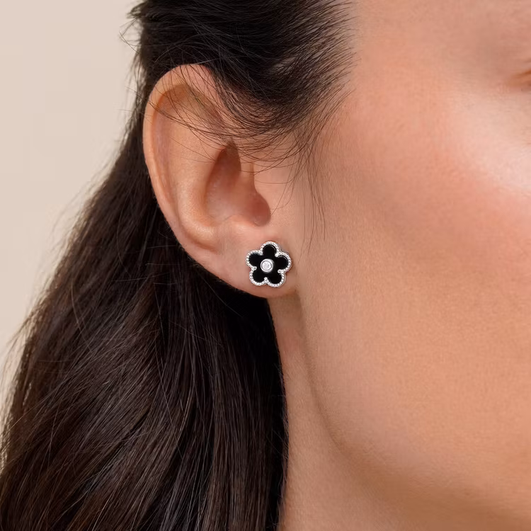 Örhängen – Blomma i onyx med kubisk zirkonia