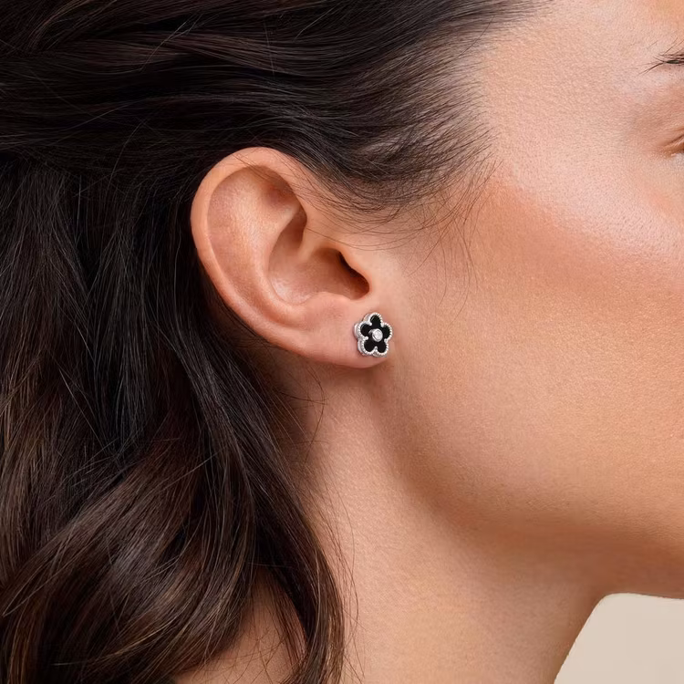 Örhängen – Blomma i onyx med kubisk zirkonia