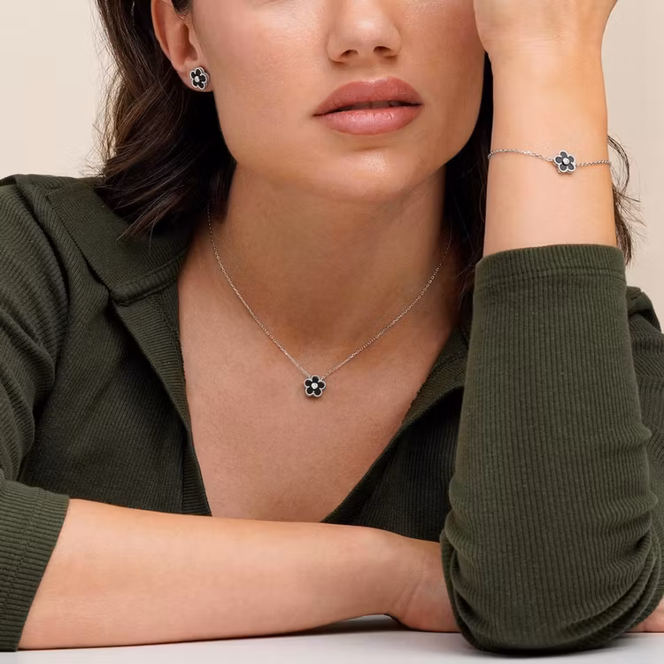 Örhängen – Blomma i onyx med kubisk zirkonia